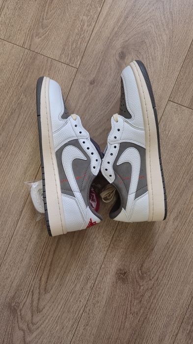 Jordan
x Travis Scott Air Jordan 1 Low OG "Reverse Mocha" sneakers