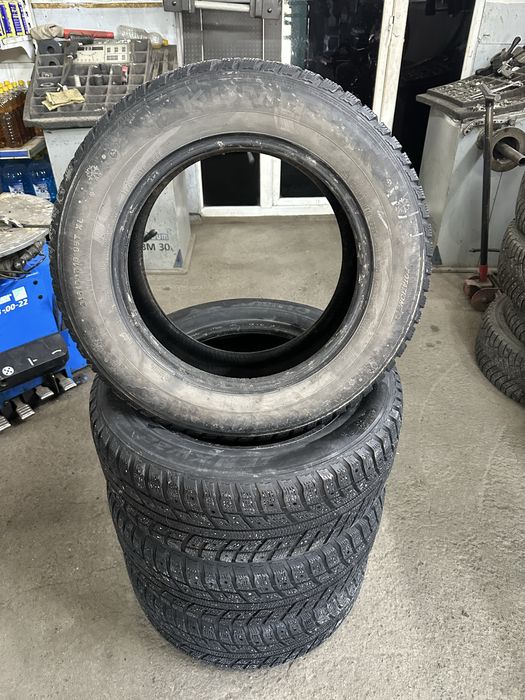 Kumho 215/60/16.     .