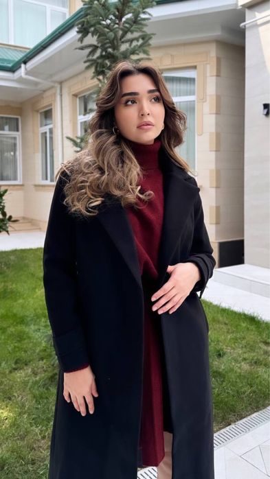 Черное пальто ниже колен