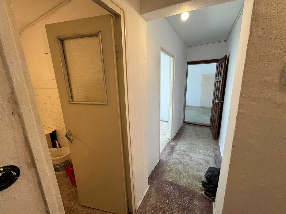 Privat apartament 4 camere 80mp semidecomandat zona Toamnei-Harmanului balcon inchis, termopane, beci, conditie: neimbunatatit