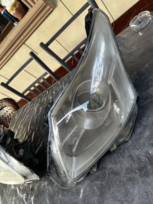 Фары toyota Avensis