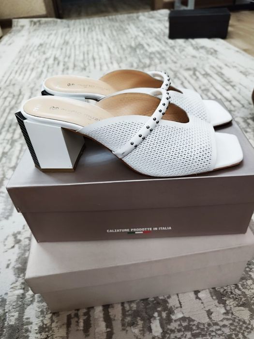 Продам женские босоножки