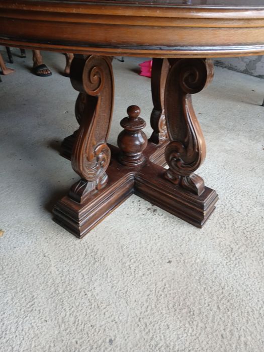 Masa cu scaune din lemn