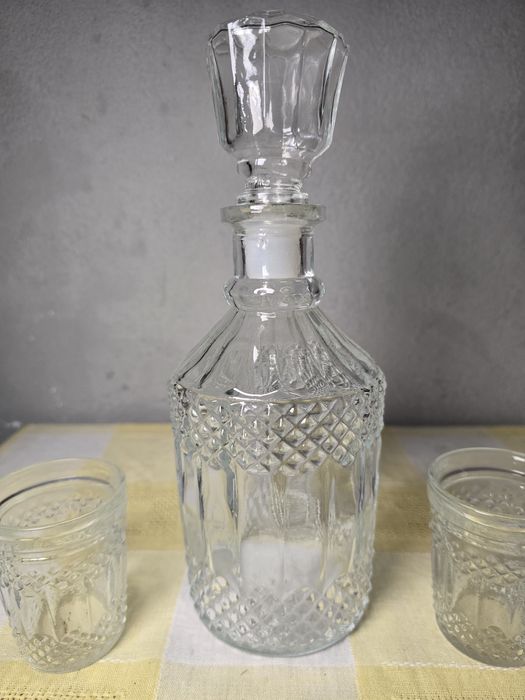 Бутилка гарафа и чаши за ракия