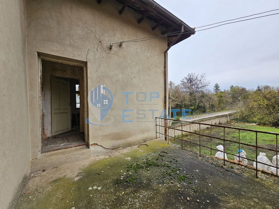 Двуетажна тухлена къща с гараж и двор в село Пиперково, област Русе