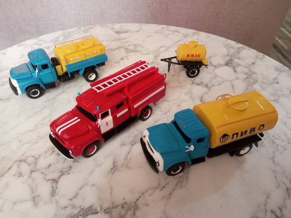 Автоцистерны ЗиЛ-130 и прицеп.