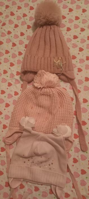 Продаются детские шапки.