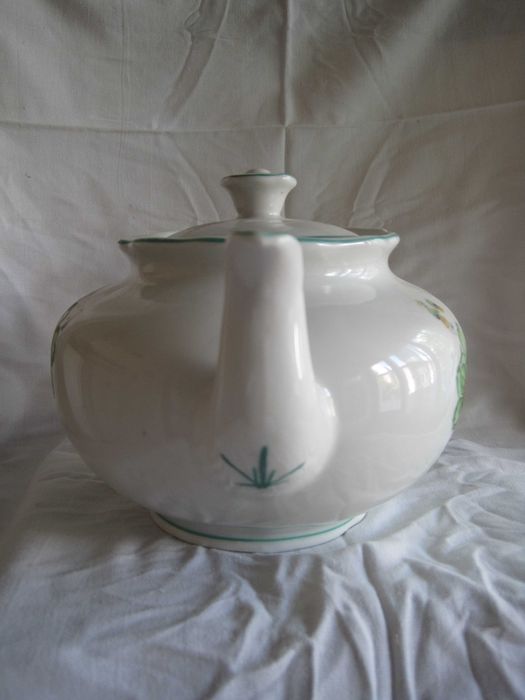 Продавам порцеланов чайник.