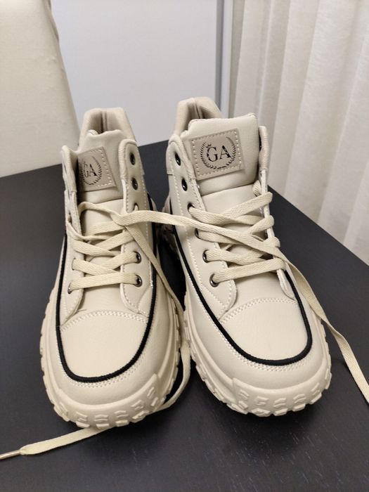 Ghete de culoare bej