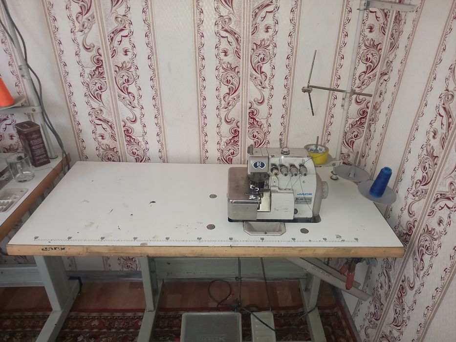 Швейная машина продаётся и аверлок