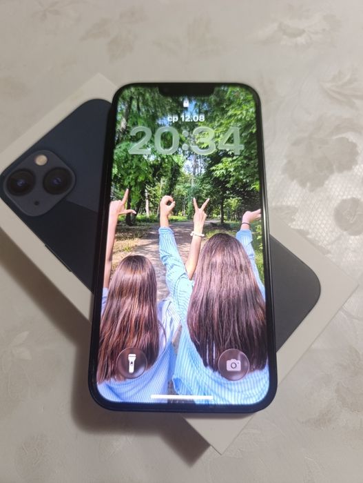 Телефон iPhone 13