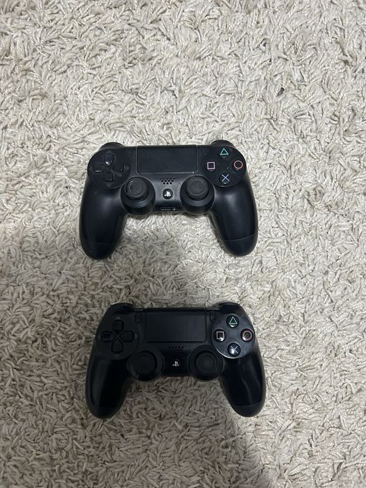 Se vinde Playstation 4 PRO +2 controlere+8 jocuri