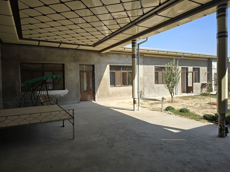 Тошкент вилояти Янгийўл шаҳрида шошилинч, арзон ховли сотилади.