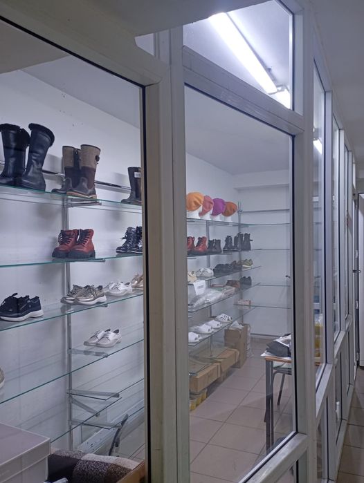 Продам стеклянные полки  для бутика