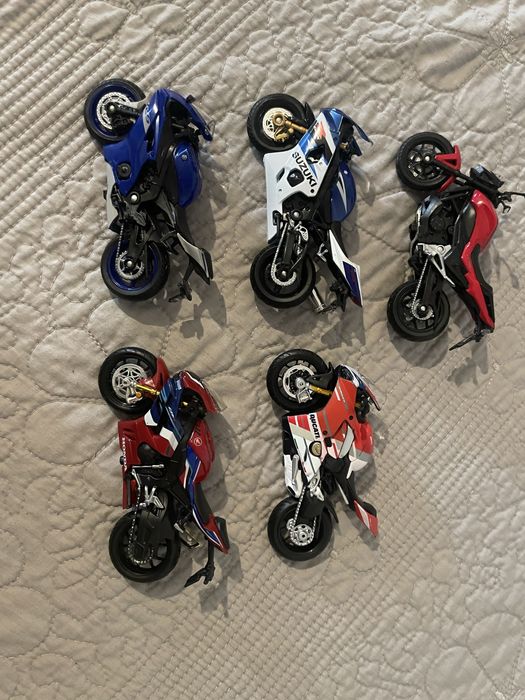 Vand motociclete scara 1/18 ca noi pret pe bucata