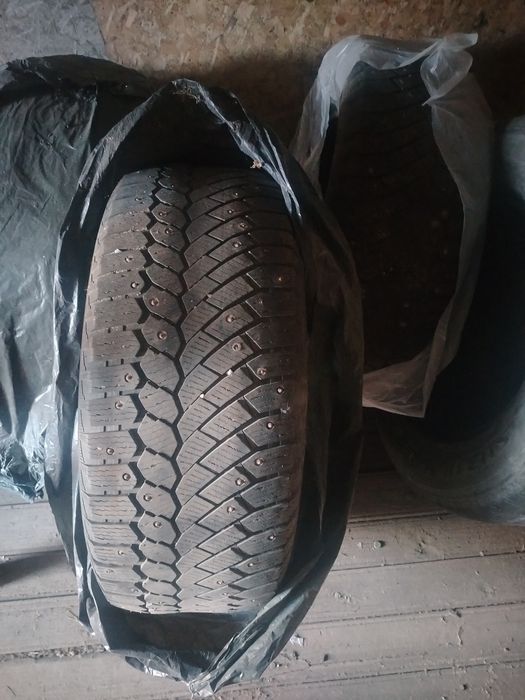 Продам зимнюю резину 285/60/18