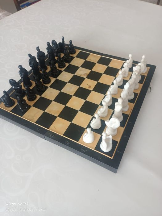 Продается сувенирные винтажные шахматы .