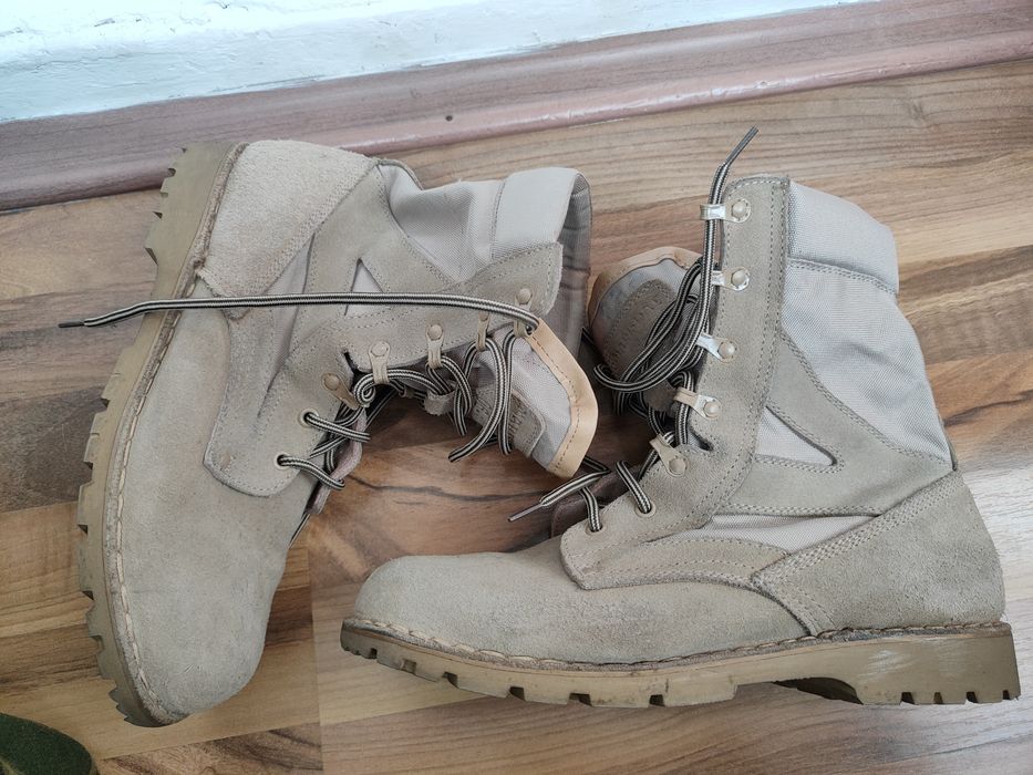 Bocanci militari de piele întoarsă