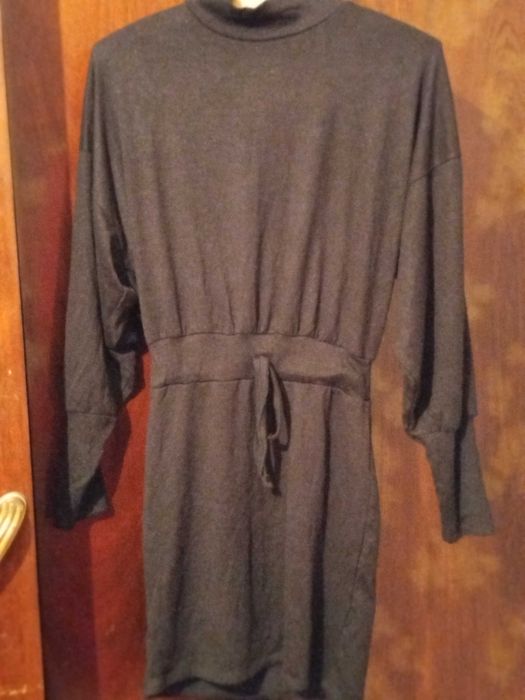 Черна рокля с яка