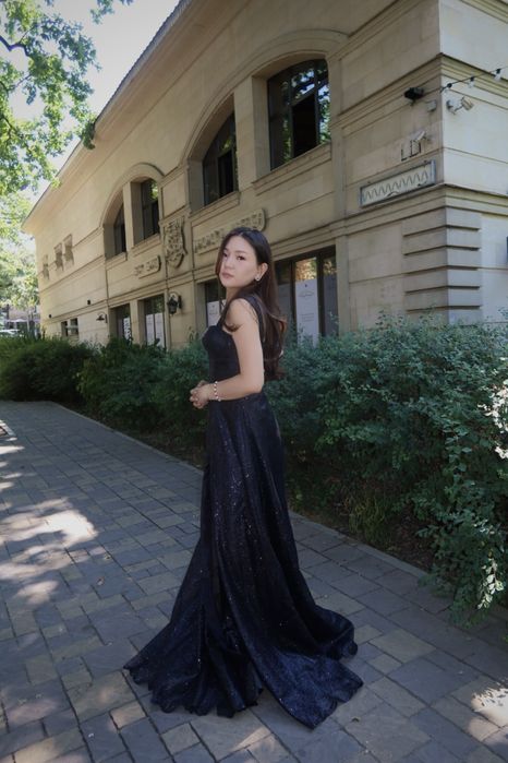 Черное вечернее платье блестящее