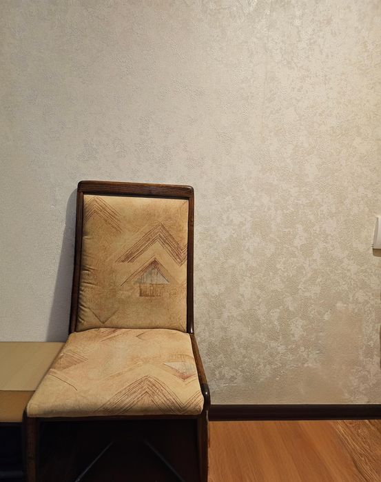 Продам стол 2 м + 6 стульев + журнальный столик