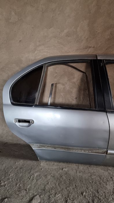 Nissan Primera Дверь