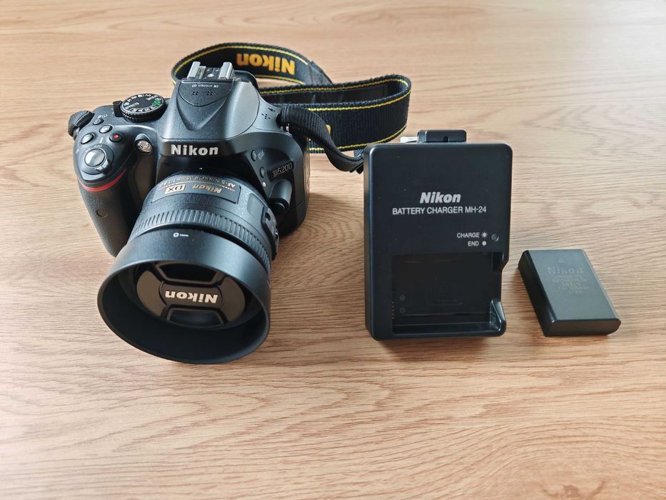 Nikon D5200 DSLR + Nikon 35mm