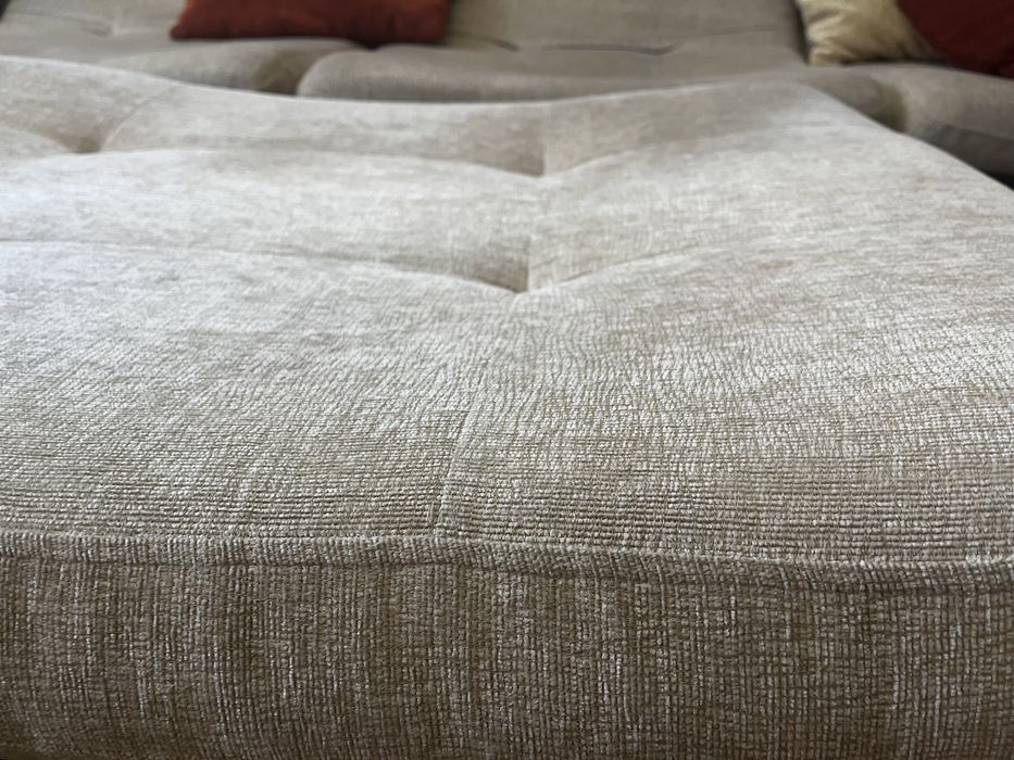 Диван бежевый, гостиный уголок