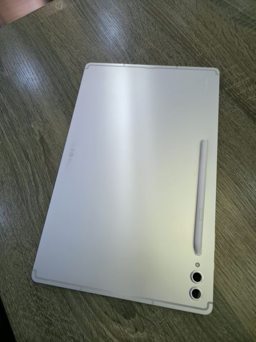 Galaxy tab s10 ultra в идеальном состоянии, без царапин, без проблем.