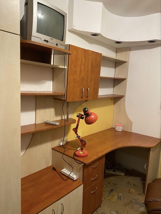 Mobilier dormitor făcut la comandă – dulapuri + birou + rafturi