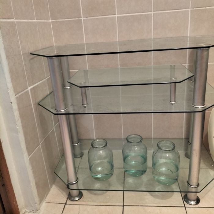 Продам стеклянный журнальный стол