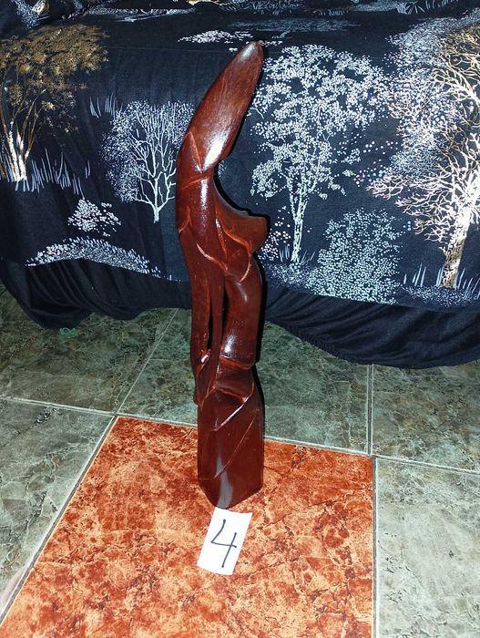 Еротични статуетки от дърво