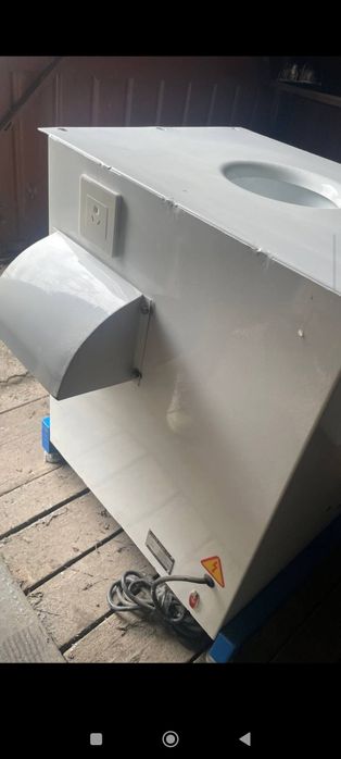 Промышленный гладильный стол с утюгом