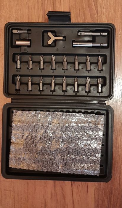 Set/trusa 100 biti si adaptor,material chrome-vanadium, Nou!