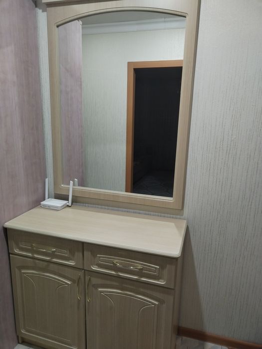 Продам  прихожий комод с зеркалам