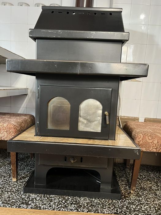 Българска камина на твърдо гориво.