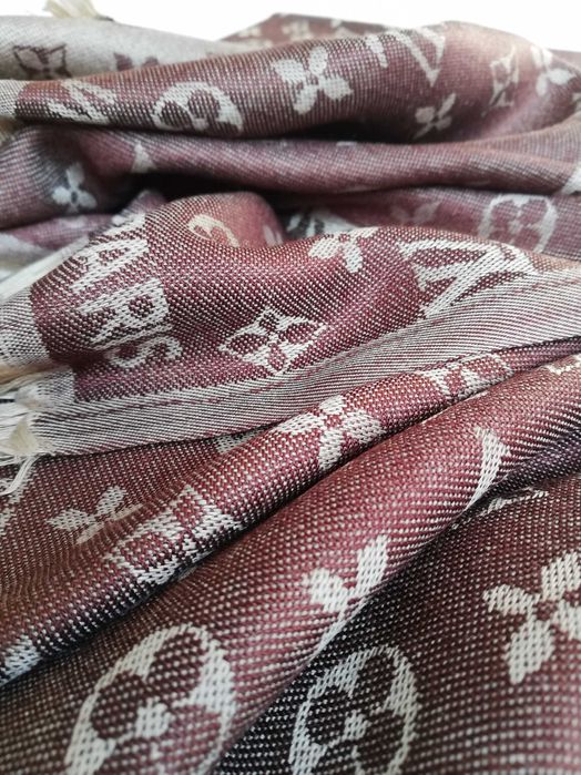 Шал Louis Vuitton в кутия за подарък