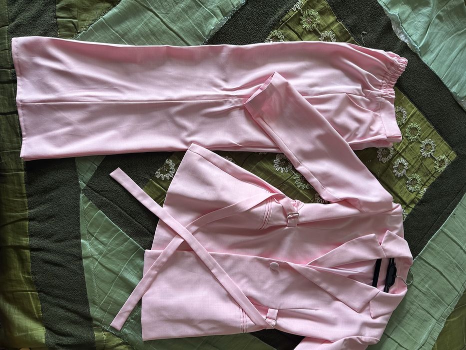 Женский розовый  костюм