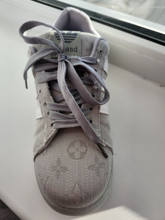 Кросы новые продам