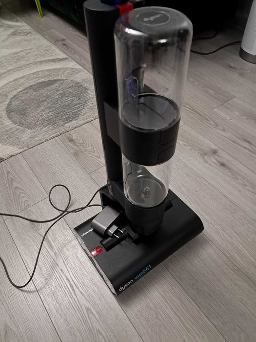 Aspirator vertical fara fir cu spalare Dyson