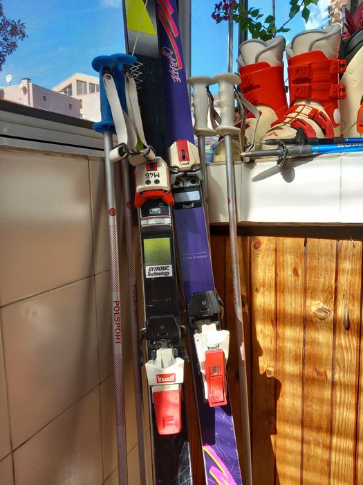 Ски, автомати, ски обувки, щеки и термо ръкавици.