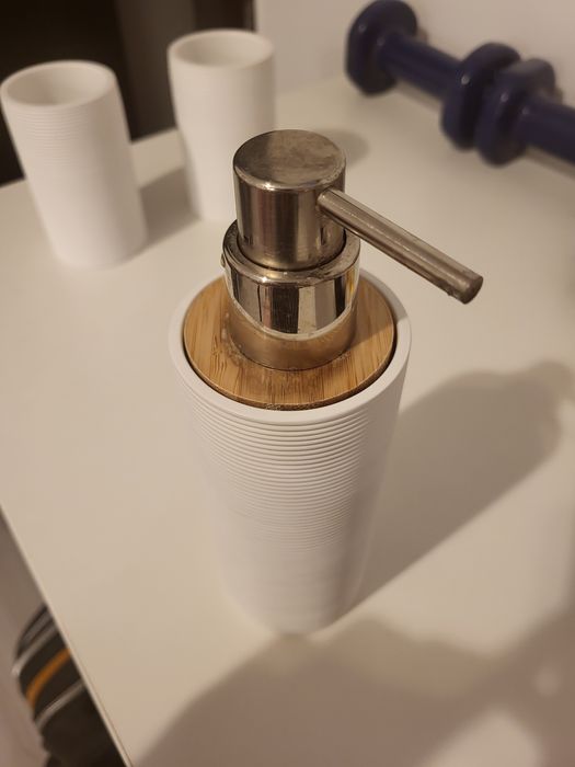 Set baie: dozator de sapun + 2 suporturi pentru periute de dinti
