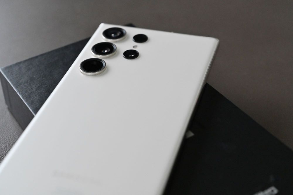 Samsung Galaxy S23 Ultra 256GB, бял – перфектно състояние