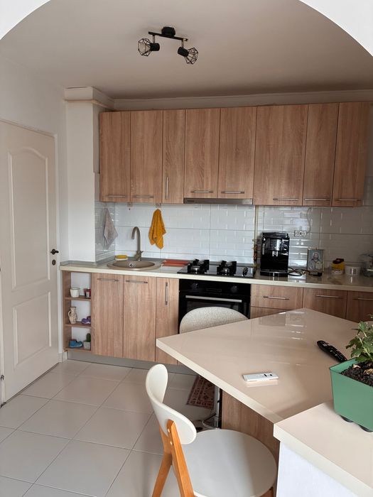 Vând apartament cu 2 camere, zona centrală, complet mobilat și utilat!
