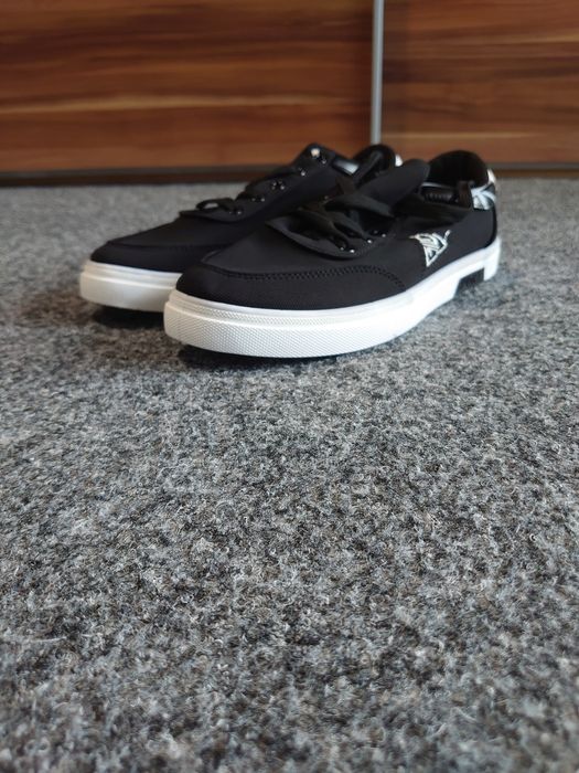 Pantofi sport,ca noi