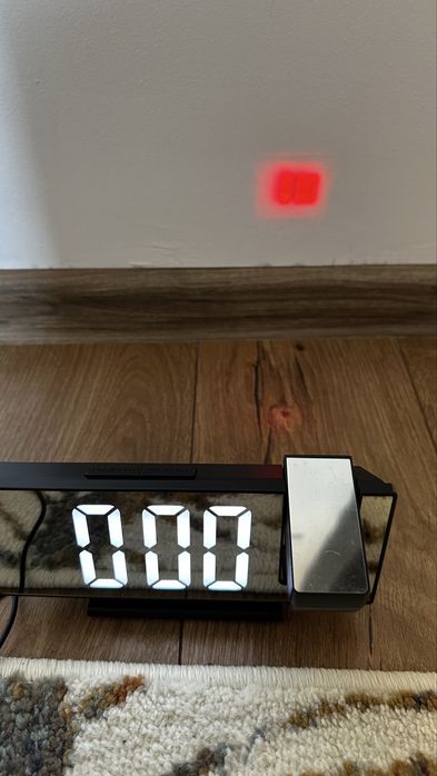 Ceas de camera cu proiector