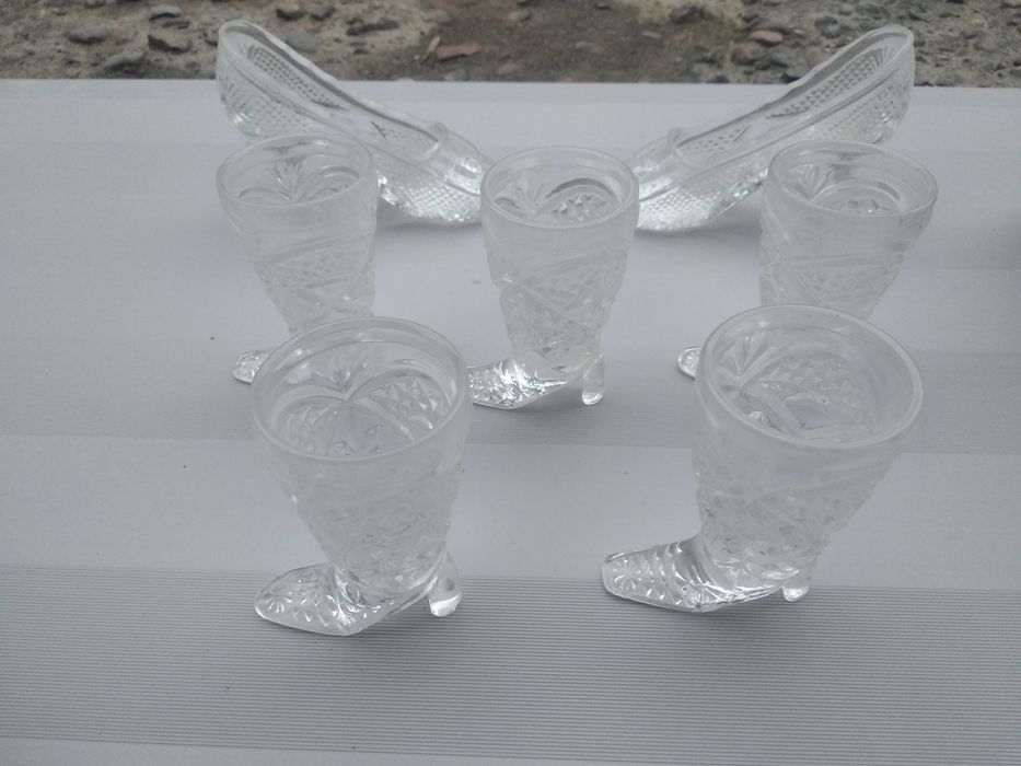 Набор рюмок.2 вида и 2 пепелница