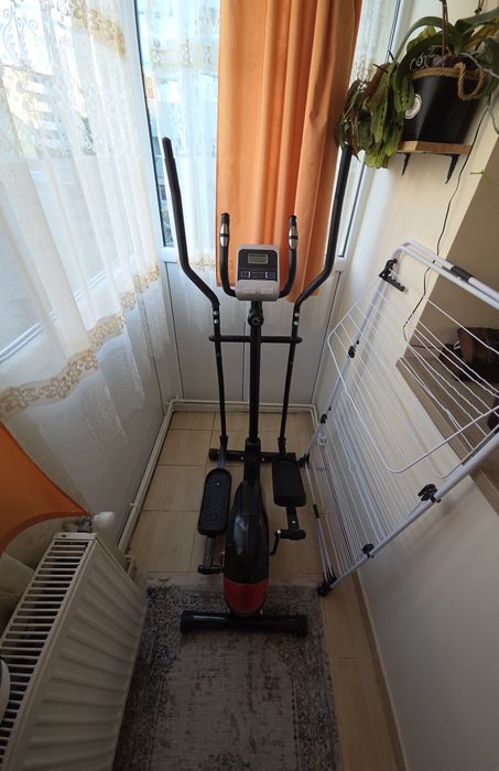 Vand bicicleta eliptica folosit foarte putin