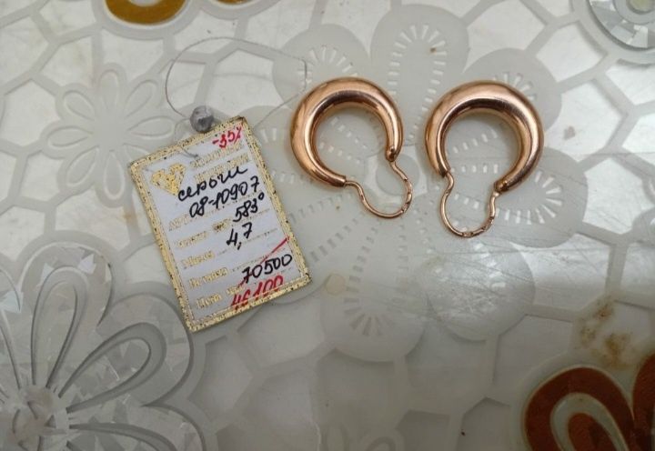 Продам золотые серьги находится в Конаеве