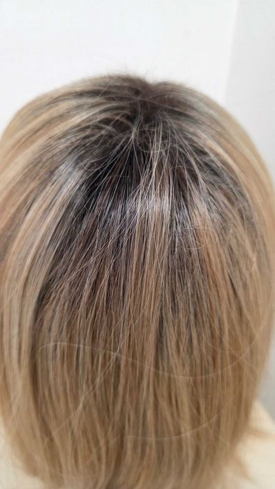 Perucă HAIRCUBE blond bej cu rădăcini închise, bob lung până la umeri
